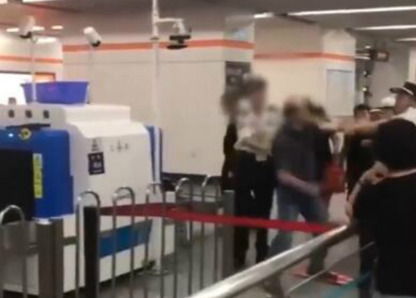 旅客拒絕安檢，與安檢員發(fā)生肢體沖突，致使安檢員停職