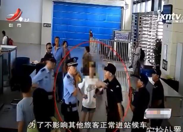 少女強行沖安檢被阻，稱舍不得朋友離開：我和他就好到和親人一樣