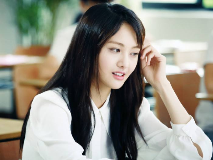 鄭爽雖然通過了安全檢查,但是被旁邊的姐姐奪走了照相機.網民這張臉值得鄭爽一致