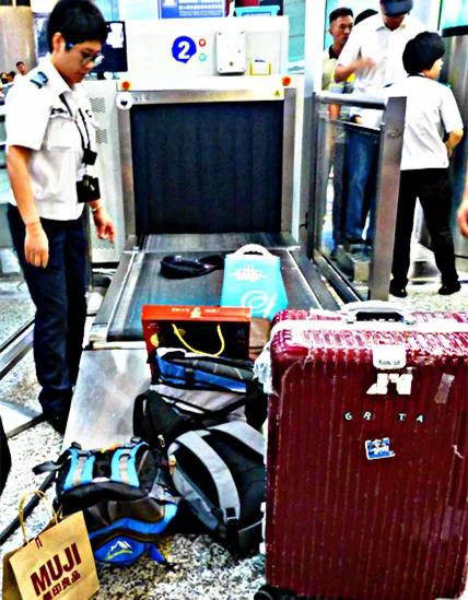 給自己的包加點(diǎn)裝飾，以免拿錯(cuò)